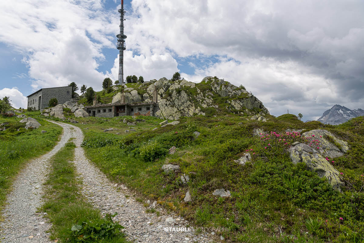 alte Militäranlage und Sendeturm auf dem Bergrücken der Caschlera