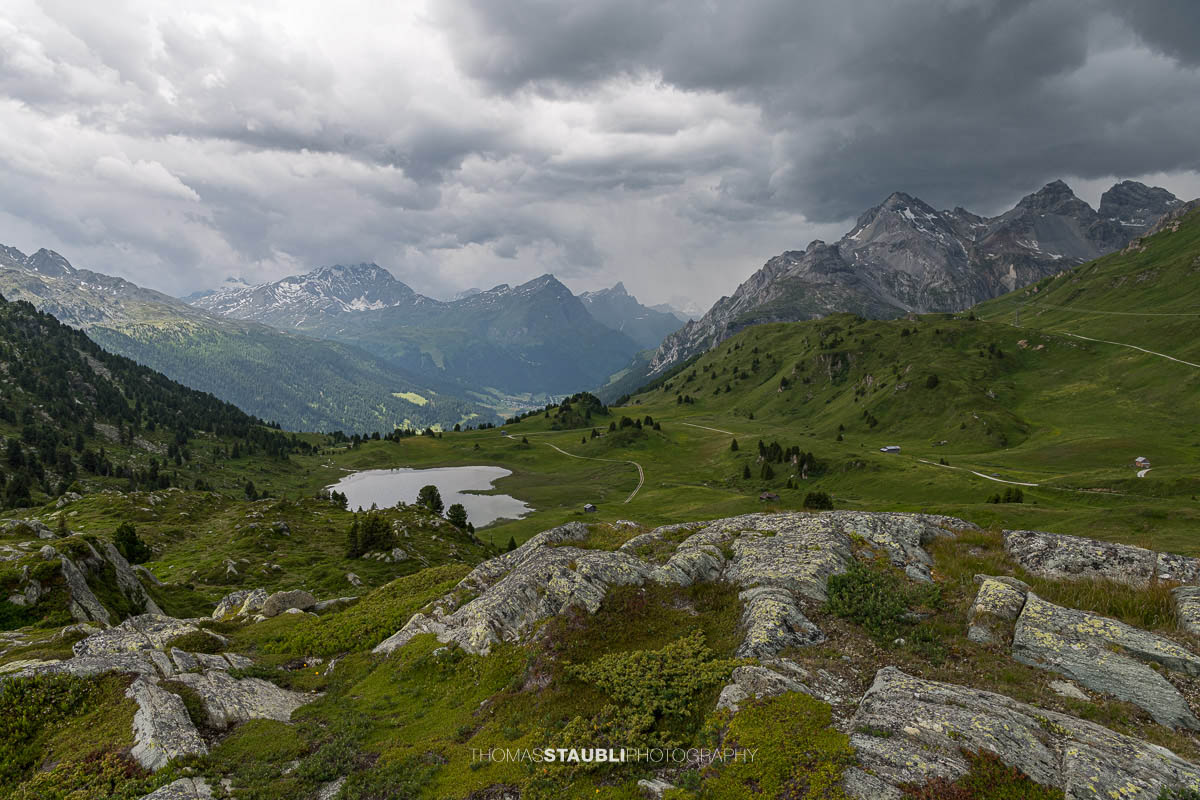 Gewitterwolken über dem Lai da Vons mit Sicht auf Pizzo Tambo, Guggernüll, Teurihorn, Steilerhorn und Alperschälihorn