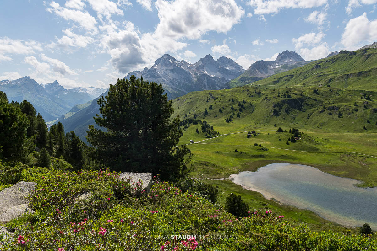 erste Sonnenstrahlen und Wolken nach dem Gewitter über dem Lai da Vons