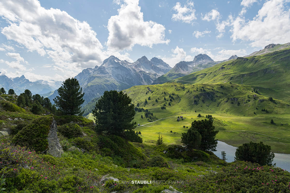 erste Sonnenstrahlen und Wolken nach dem Gewitter über dem Lai da Vons