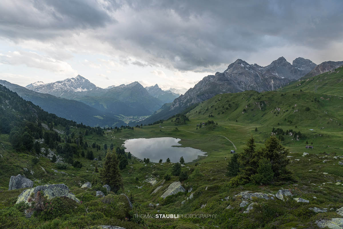 Gewitterwolken über dem Lai da Vons mit Sicht auf Pizzo Tambo, Guggernüll, Teurihorn, Steilerhorn und Alperschälihorn