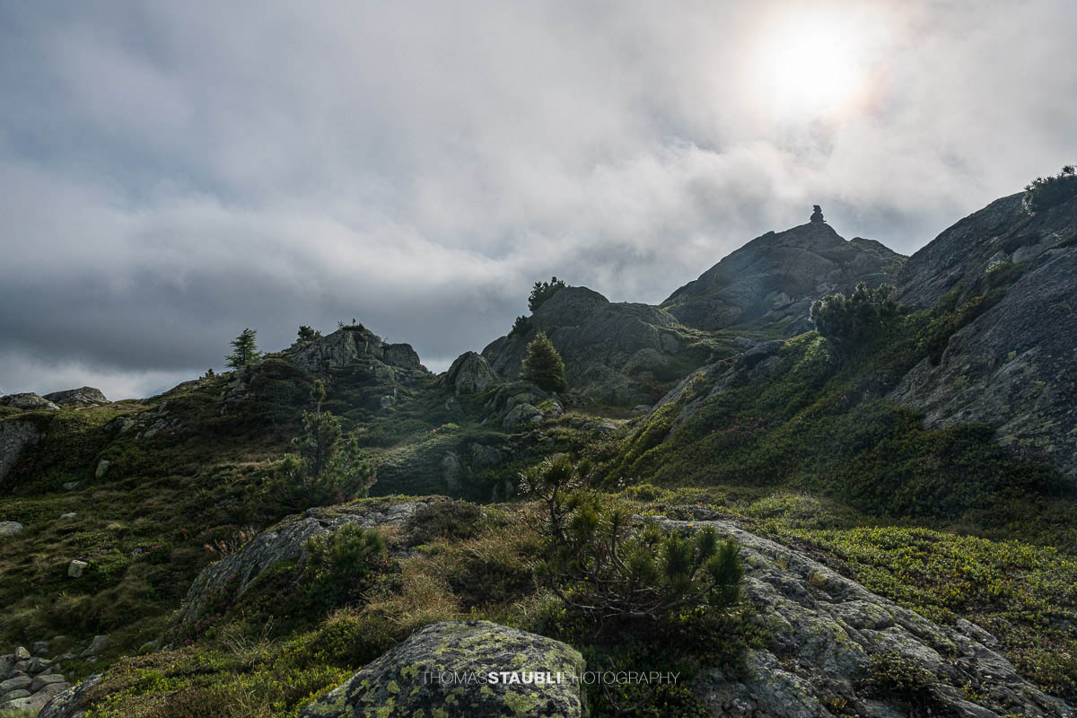 Die Sonne durchbricht den dramatischen Wolkenhimmel über dem Rücken der Caschlera oberhalb des Lai da Vons