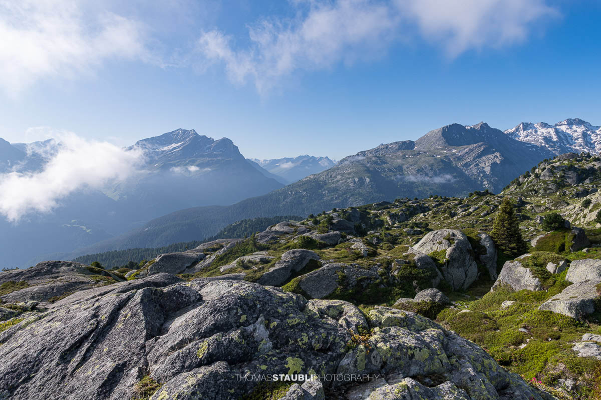 Mit Felsen durchsetzter Bergrücken der Caschlera oberhalb des Lai da Vons