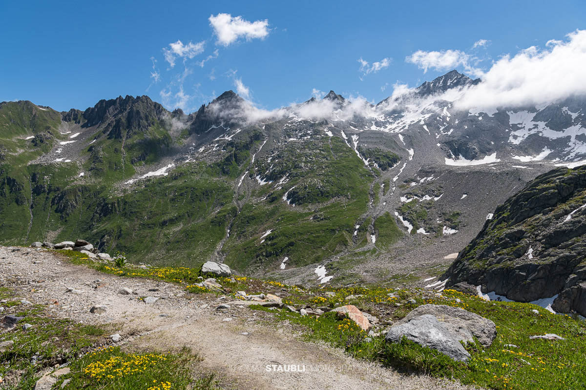 Blick auf die umliegenden Gipfel im Witenwasserental