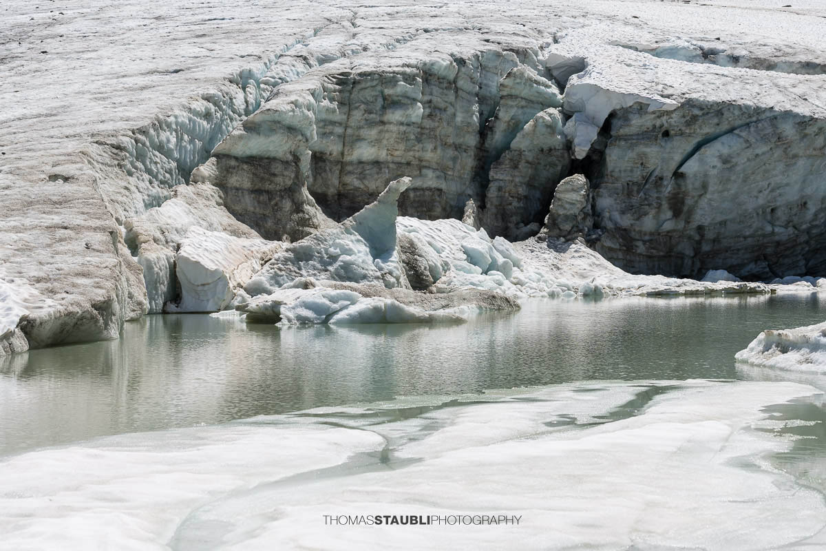 Der Witenwasserengletscher mit seiner Gletscherzunge, die in einen kleinen türkisfarbenen Gletschersee übergeht. Eisschollen treiben im Schmelzwasser.
