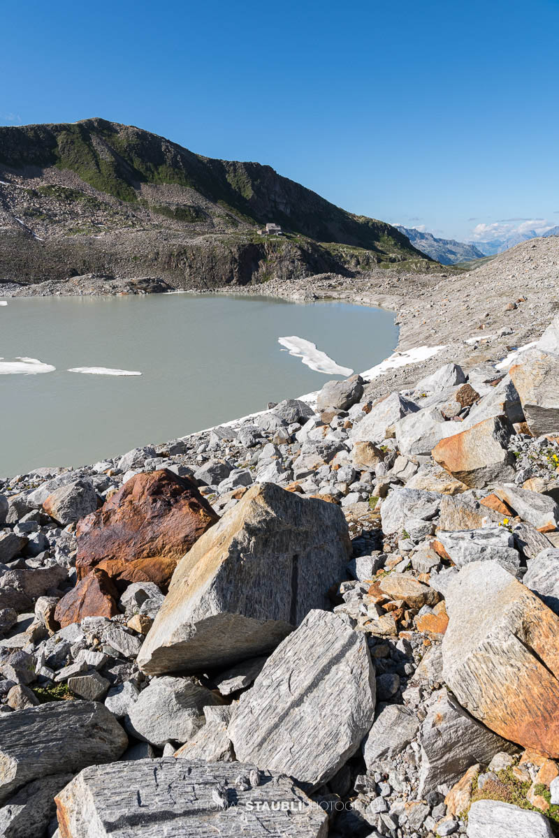 Gletschersee im Witenwasseren, im Hintergrund die Rotondohütte