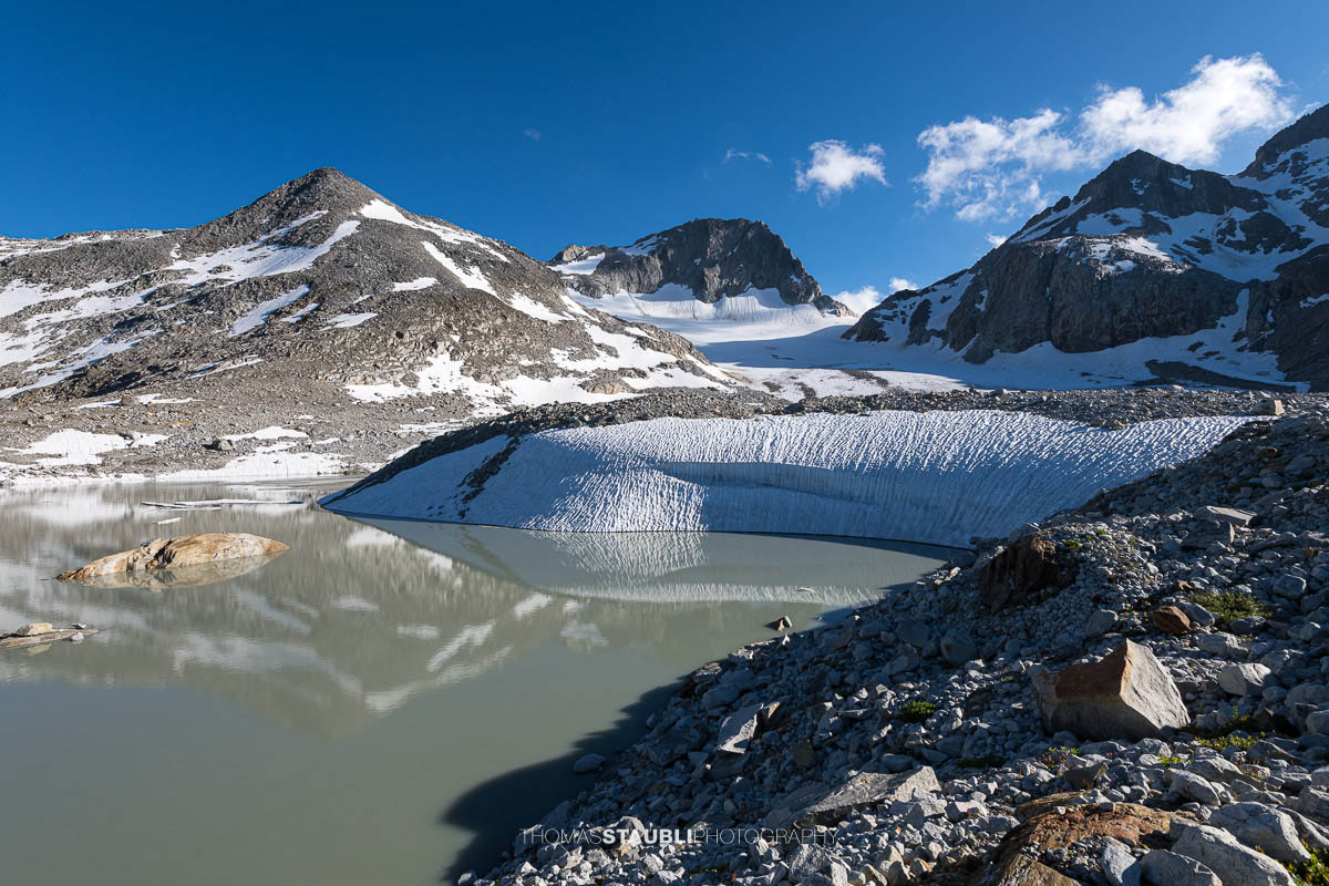 Gletschersee des Witenwasserengletschers, im Hintergrund vor blauem Himmel der Hüenerstock und Witenwasserenstock.