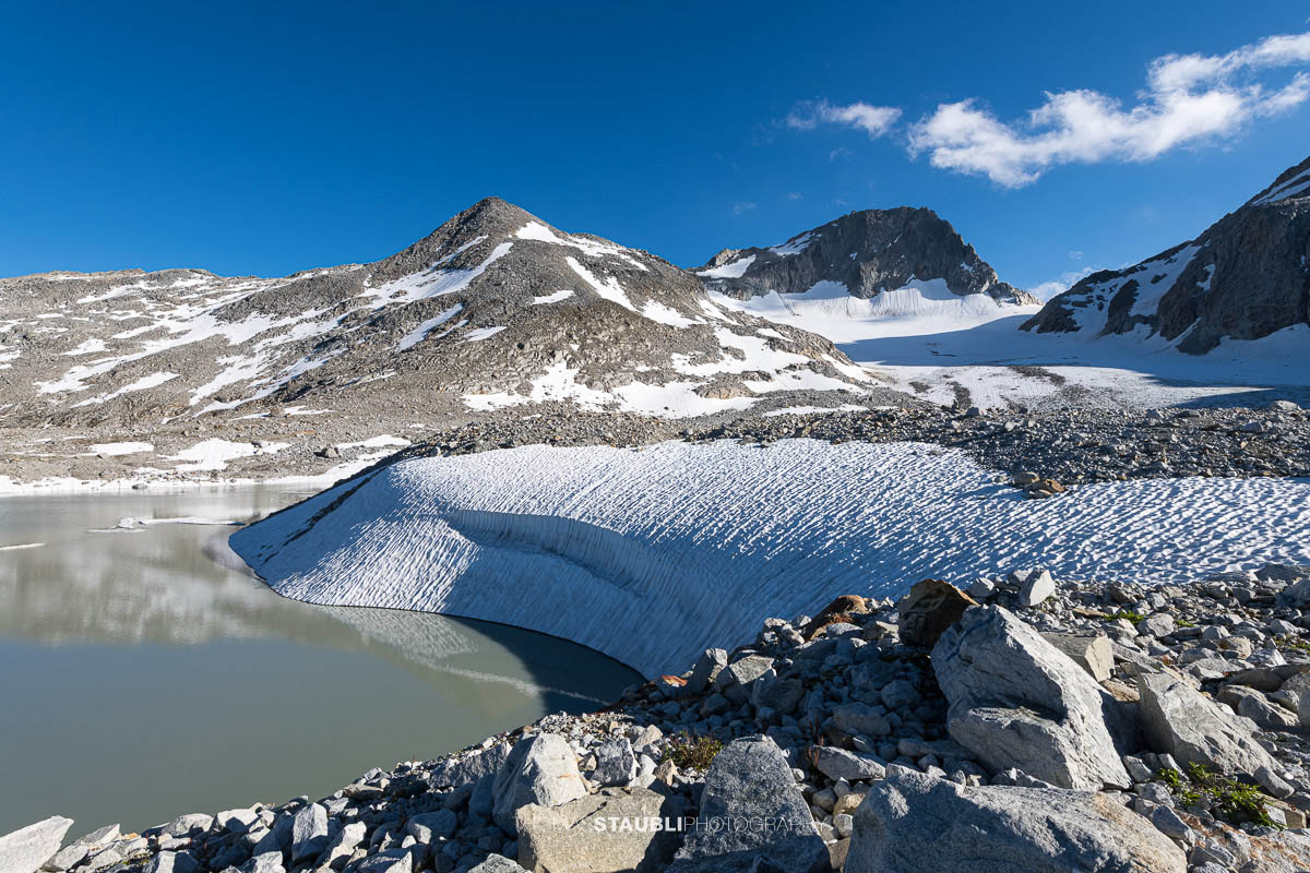 Gletschersee des Witenwasserengletschers, im Hintergrund vor blauem Himmel der Hüenerstock und Witenwasserenstock.