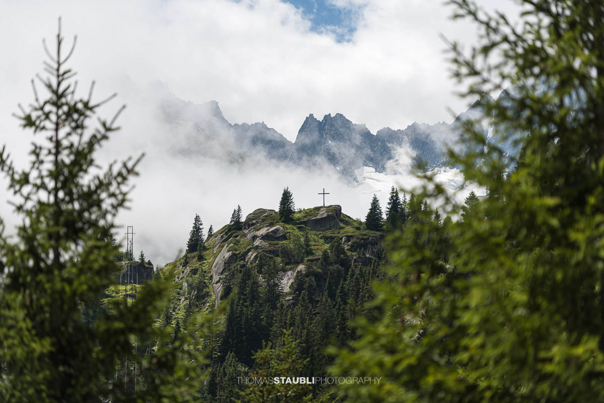 Blick von der Göscheneralp im Kanton Uri auf das Winterbergmassiv mit Gletscher, steilen Felsflanken und Wolkenstimmung.