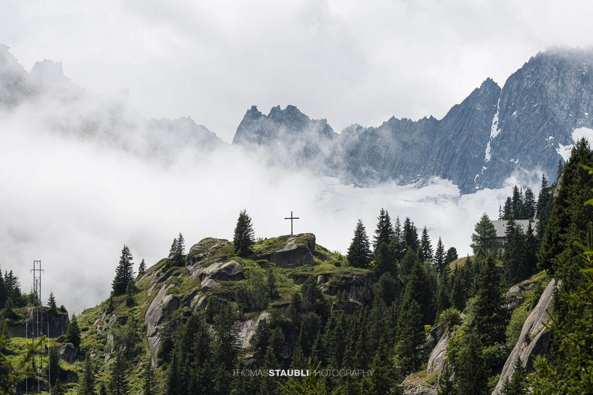 Blick von der Göscheneralp im Kanton Uri auf das Winterbergmassiv mit Gletscher, steilen Felsflanken und Wolkenstimmung.