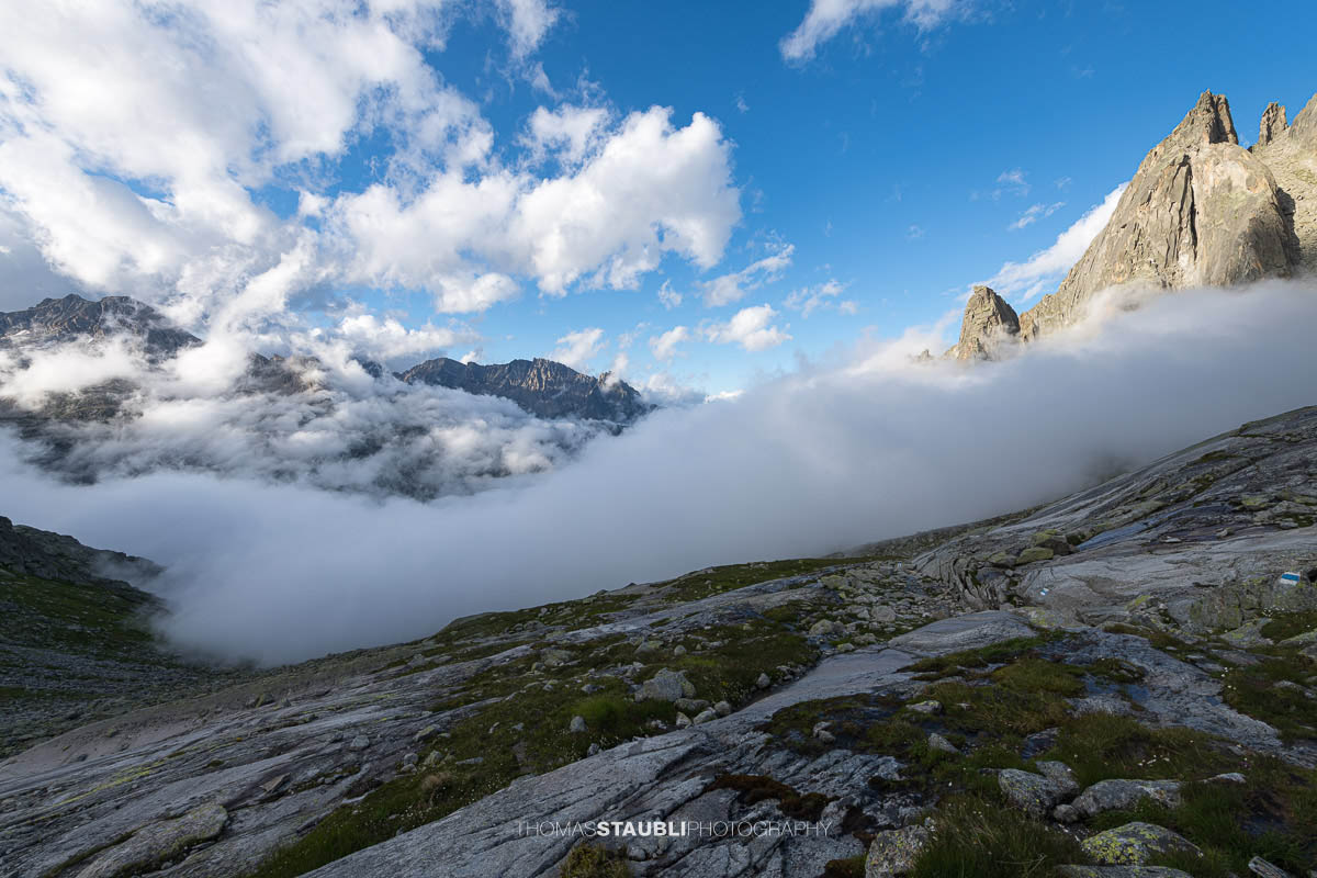 Älprigen mit Wolkenmeer über dem Göschenertal