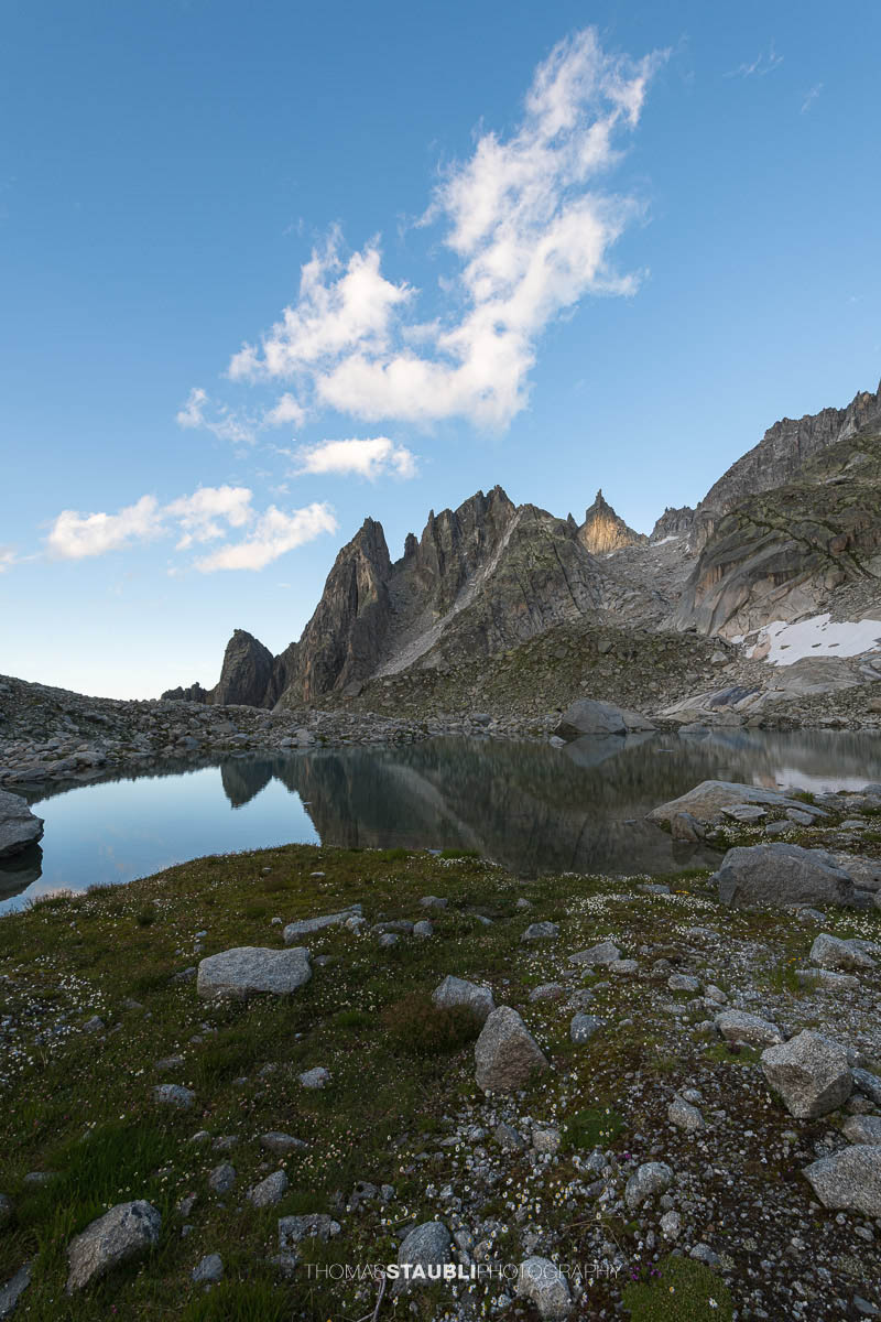 Älprigensee in der Abenddämmerung mit Blick auf die Felsschijen-Gipfel.