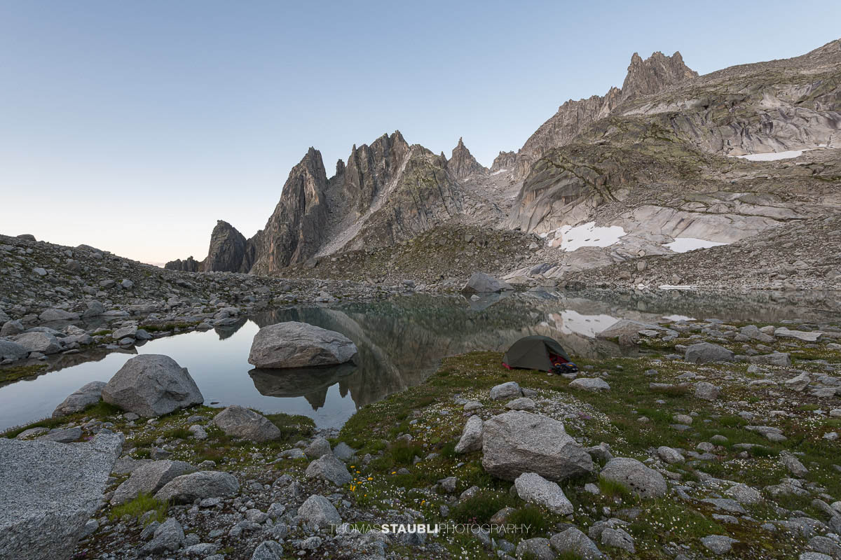 Älprigensee in der Abenddämmerung mit Blick auf die Felsschijen-Gipfel.
