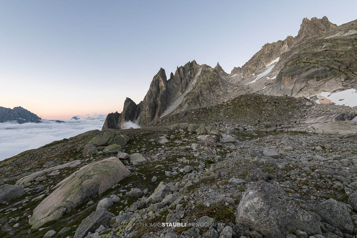 Älprigen in der Abenddämmerung mit Blick auf die Felsschijen-Gipfel und das Nebelmeer im Göschenertal.