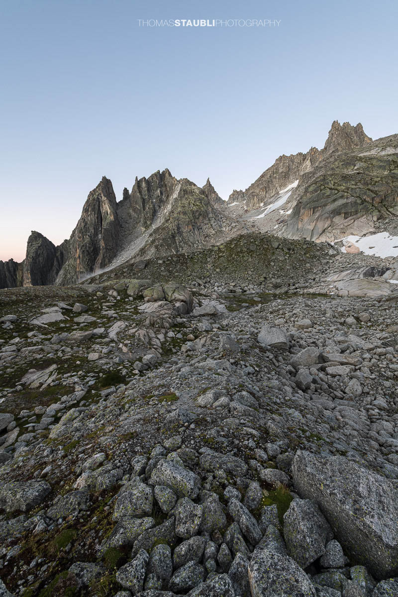 Älprigen in der Abenddämmerung mit Blick auf die Felsschijen-Gipfel.