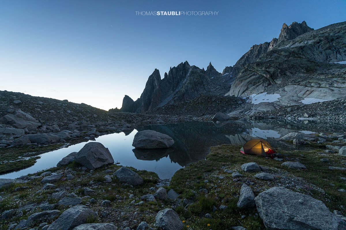 Älprigensee in der Morgendämmerung mit Blick auf die Felsschijen-Gipfel