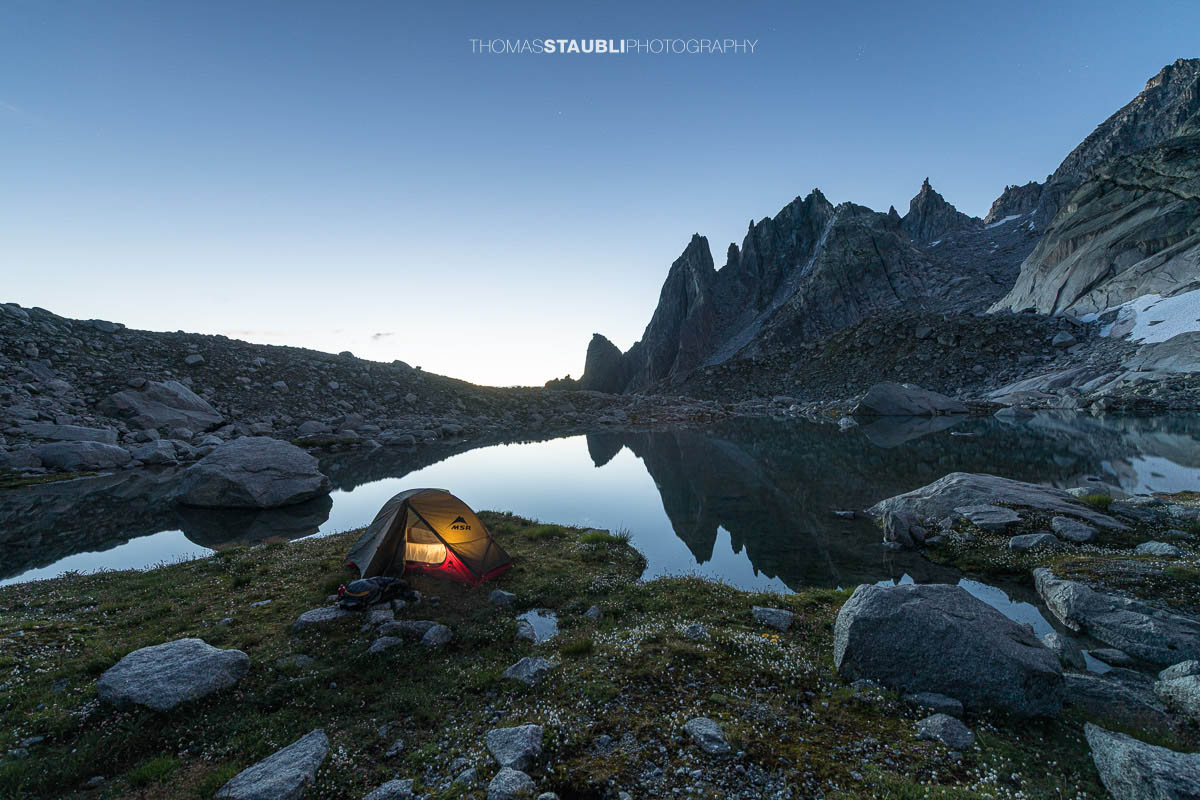 Älprigensee in der Morgendämmerung mit Blick auf die Felsschijen-Gipfel