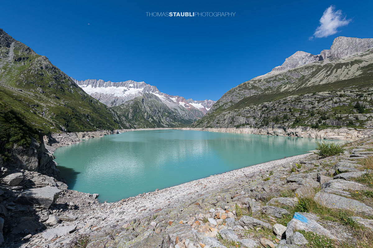 Türkisblauer Göscheneralpsee im Göschenertal, im Hintergrund das Winterbergmassiv mit dem Dammagletscher und markanten Felswänden.