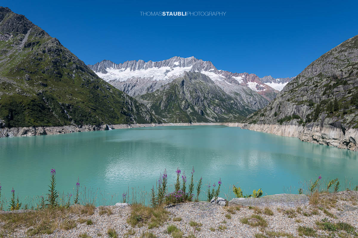 Türkisblauer Göscheneralpsee im Göschenertal, im Hintergrund das Winterbergmassiv mit dem Dammagletscher und markanten Felswänden.