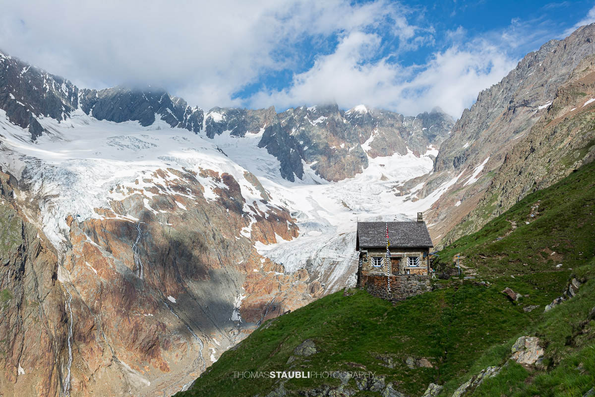 Die Chelenalphütte im Kanton Uri liegt hoch über dem Chelenreuss, mit eindrucksvollem Blick auf den Chelengletscher unterhalb des Winterbergmassivs, teils in Wolken gehüllt.