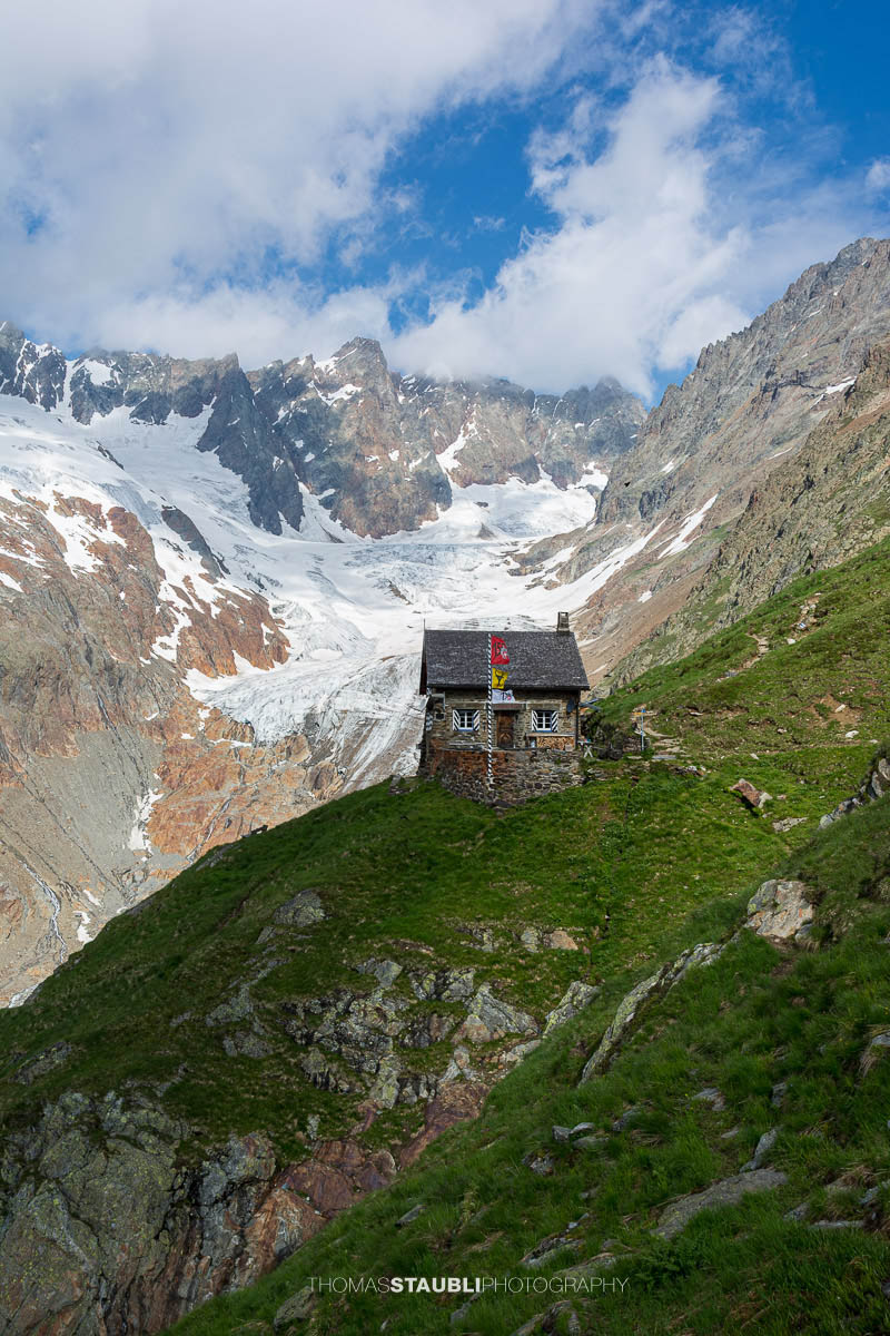 Die Chelenalphütte im Kanton Uri liegt hoch über dem Chelenreuss, mit eindrucksvollem Blick auf den Chelengletscher unterhalb des Winterbergmassivs, teils in Wolken gehüllt.