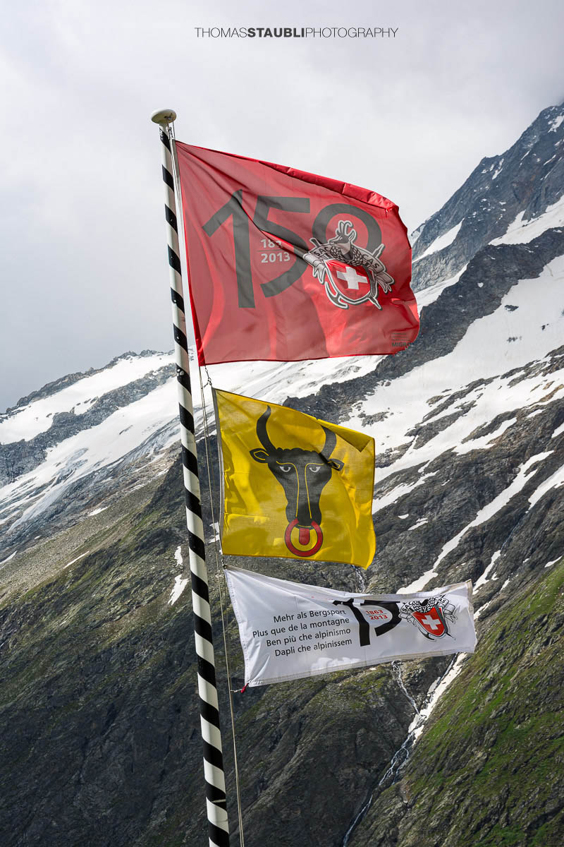 Fahnenstange mit der Fahne 150 Jahre Schweizer Alpen-Club SAC