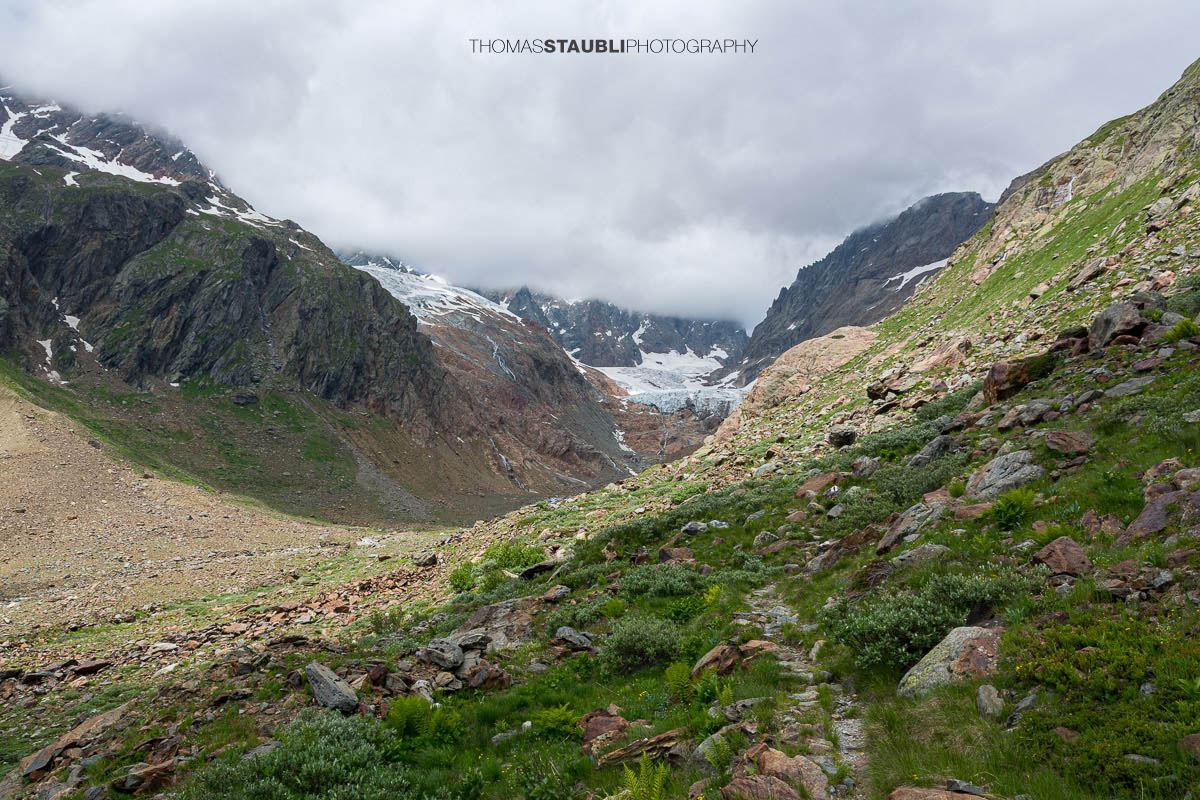 Eindrucksvollem Blick auf den Chelengletscher unterhalb des Winterbergmassivs, teils in Wolken gehüllt.
