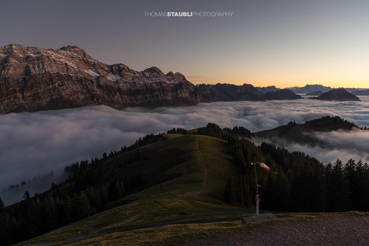 Abenddämmerung, über einem endlosen Nebelmeer mit Blick auf das Säntismassiv – eine stille und stimmungsvolle Szenerie im Appenzellerland.
