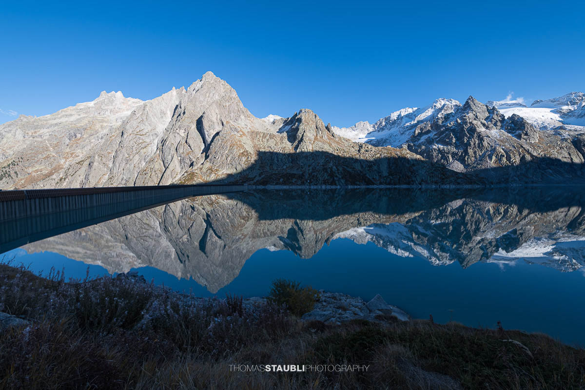 Spiegelung der Bergeller Alpen im Albignasee