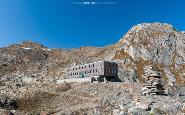 die Capanna Cristallina vor felsiger Gebirgslandschaft