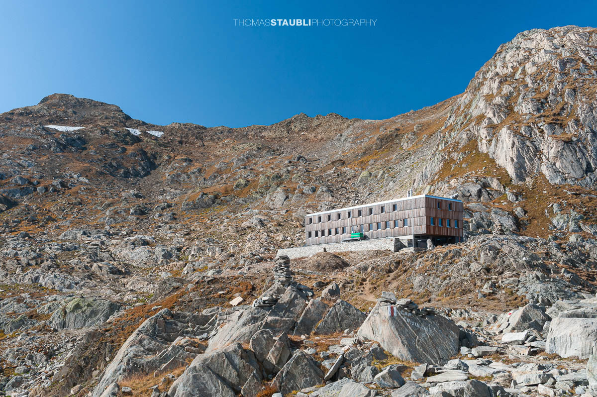 die Capanna Cristallina vor felsiger Gebirgslandschaft