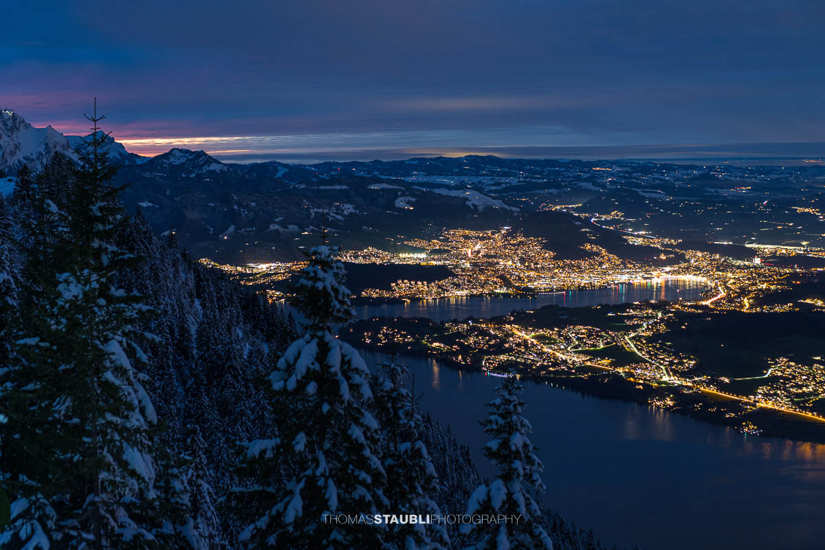 Winterlicher Blick auf die beleuchtete Stadt Luzern