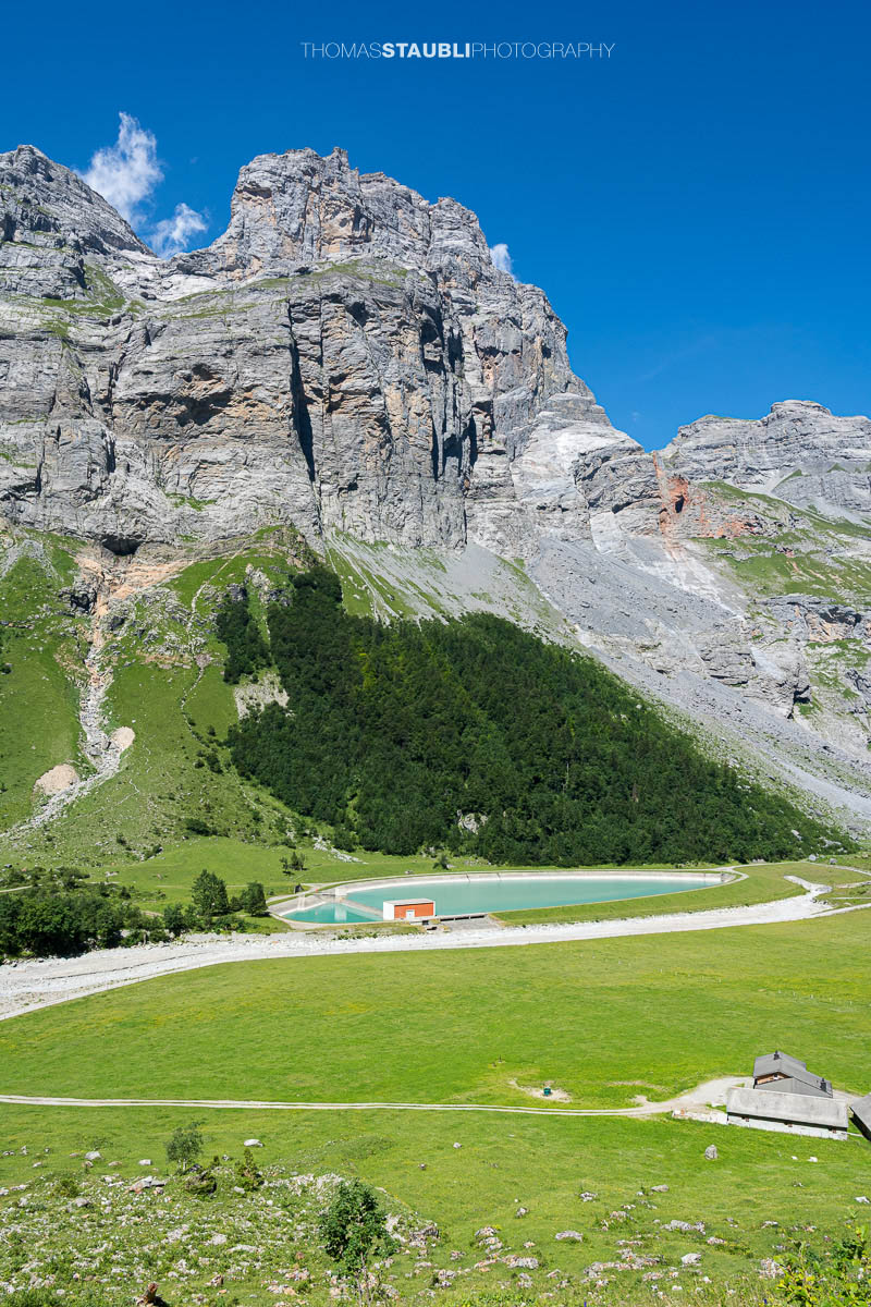 Speicherbecken bei Hinter Sand, im Hintergrund der Zuetriibistock