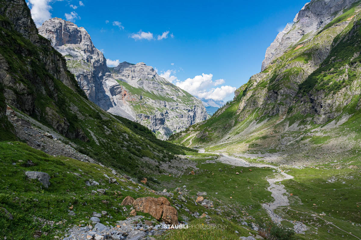Alpines Gelände im Gebiet Tänntiwang im Kanton Glarus, mit steilen Felsflanken des Beggistock und Gämsistock, Geröll und Weideflächen zwischen Hinter Sand und der Fridolinshütte.