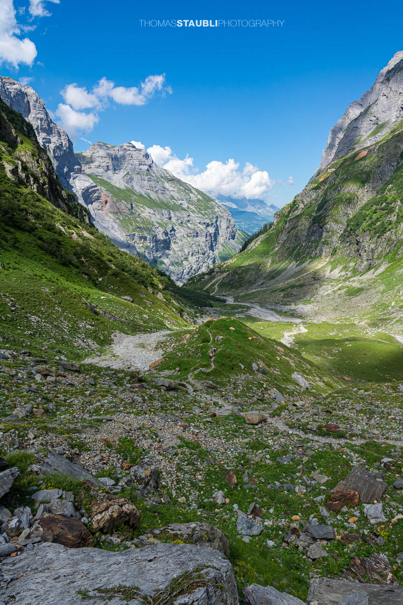 Alpines Gelände im Gebiet Tänntiwang im Kanton Glarus, mit steilen Felsflanken, Geröll und Weideflächen zwischen Hinter Sand und der Fridolinshütte.