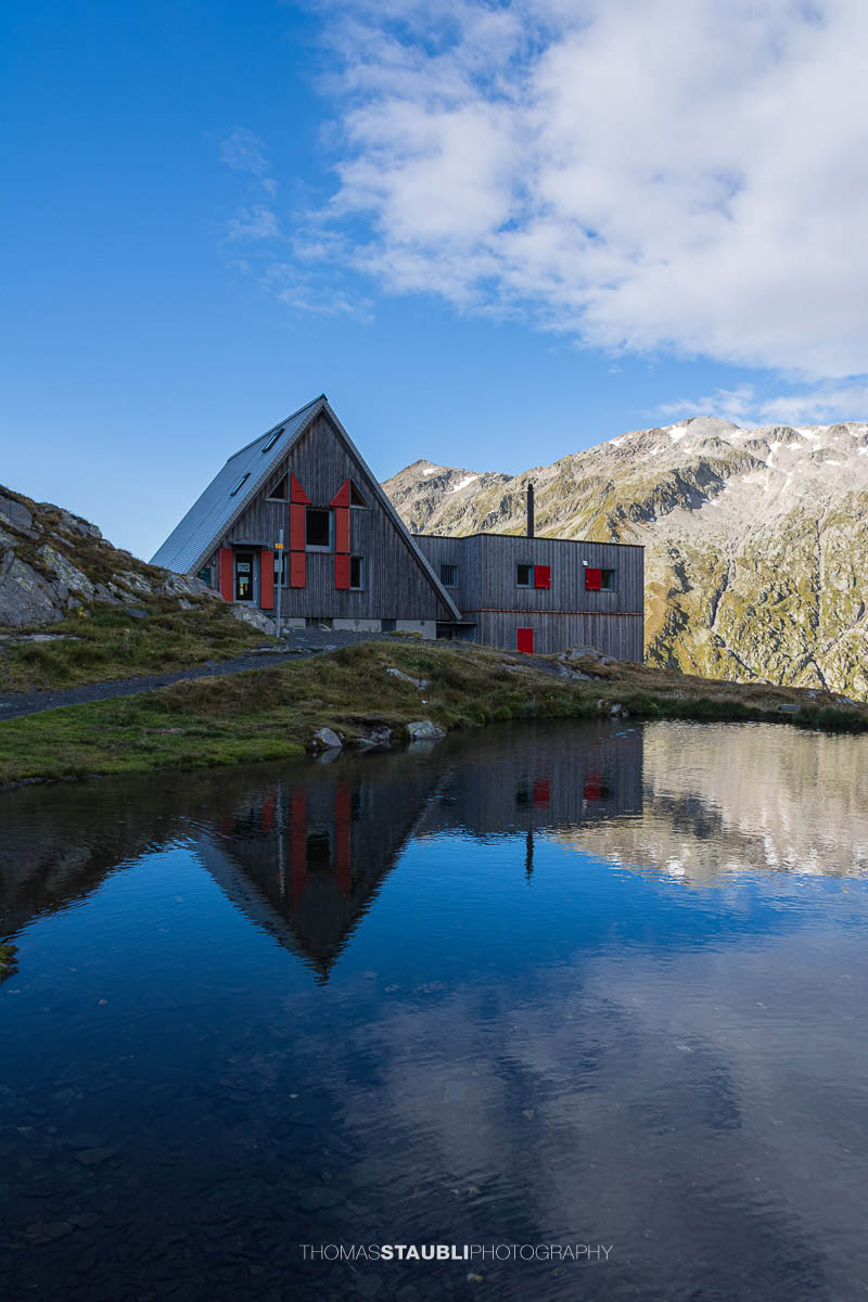 die Capanna Scaletta im ersten Morgenlicht