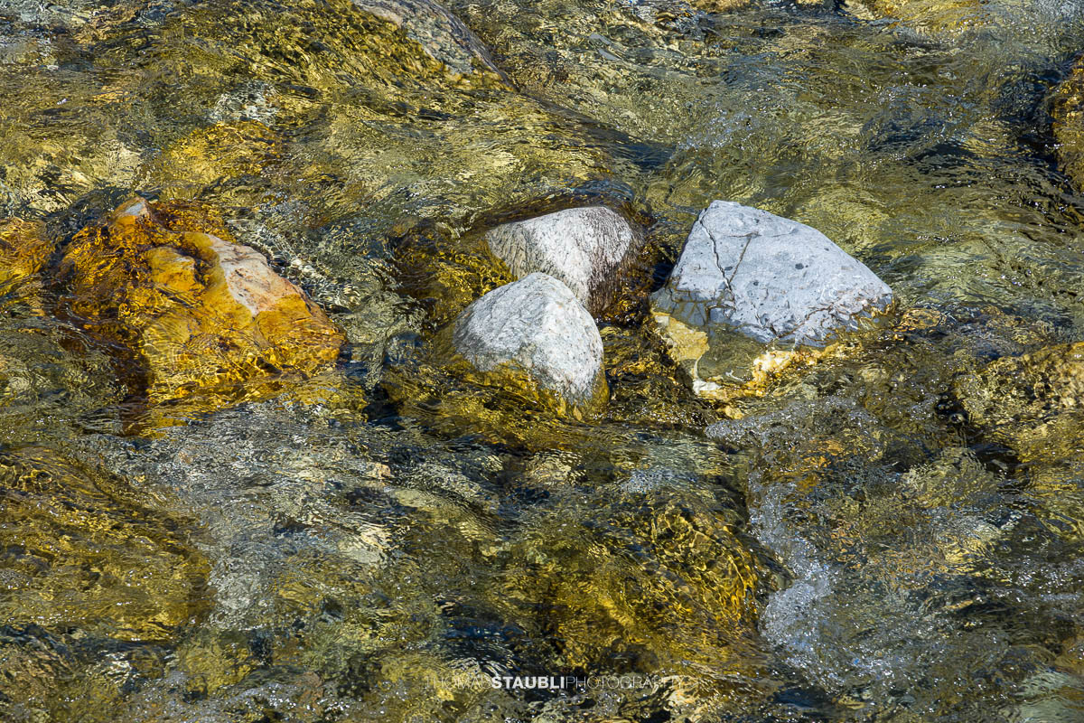 das glasklare Wasser des Rein da Sumvitg