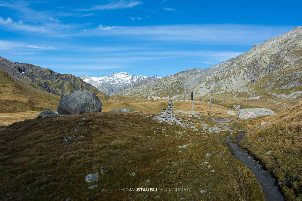 Der markante Fels Crap la Crusch auf der Greina-Hochebene an der Grenze zwischen dem Kanton Tessin und dem Kanton Graubünden.