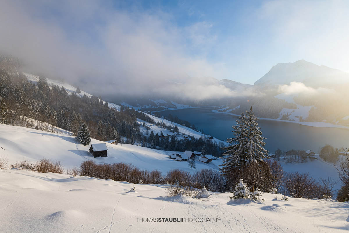 verschneite Landschaft mit Blick auf den Wägitalersee