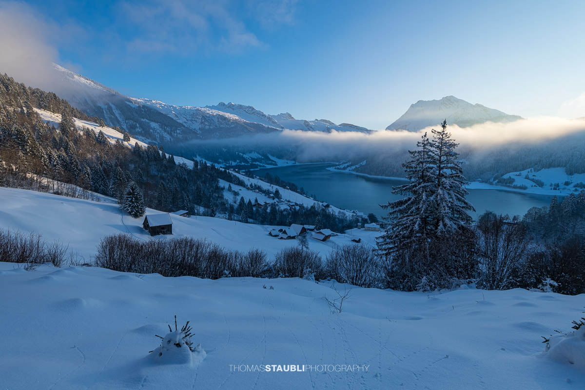 verschneite Landschaft mit Blick auf den Wägitalersee