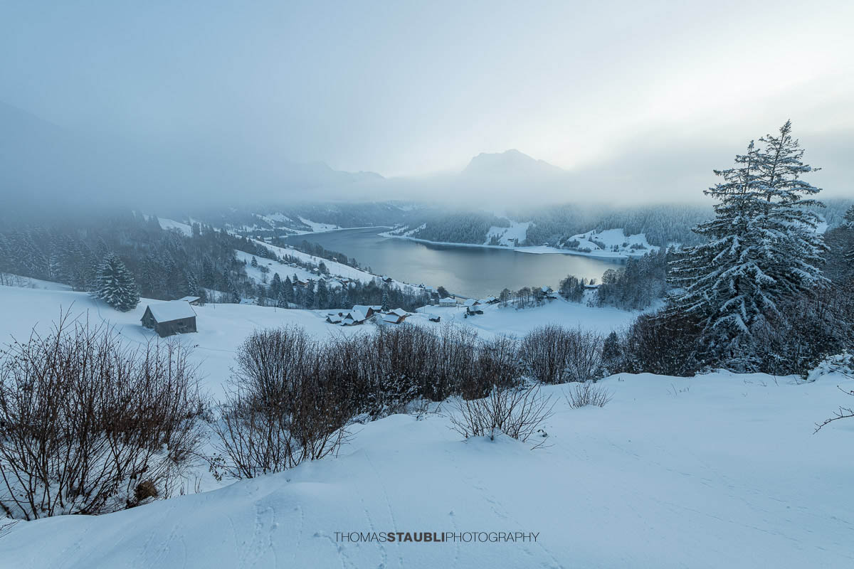 verschneite Landschaft mit Blick auf den Wägitalersee