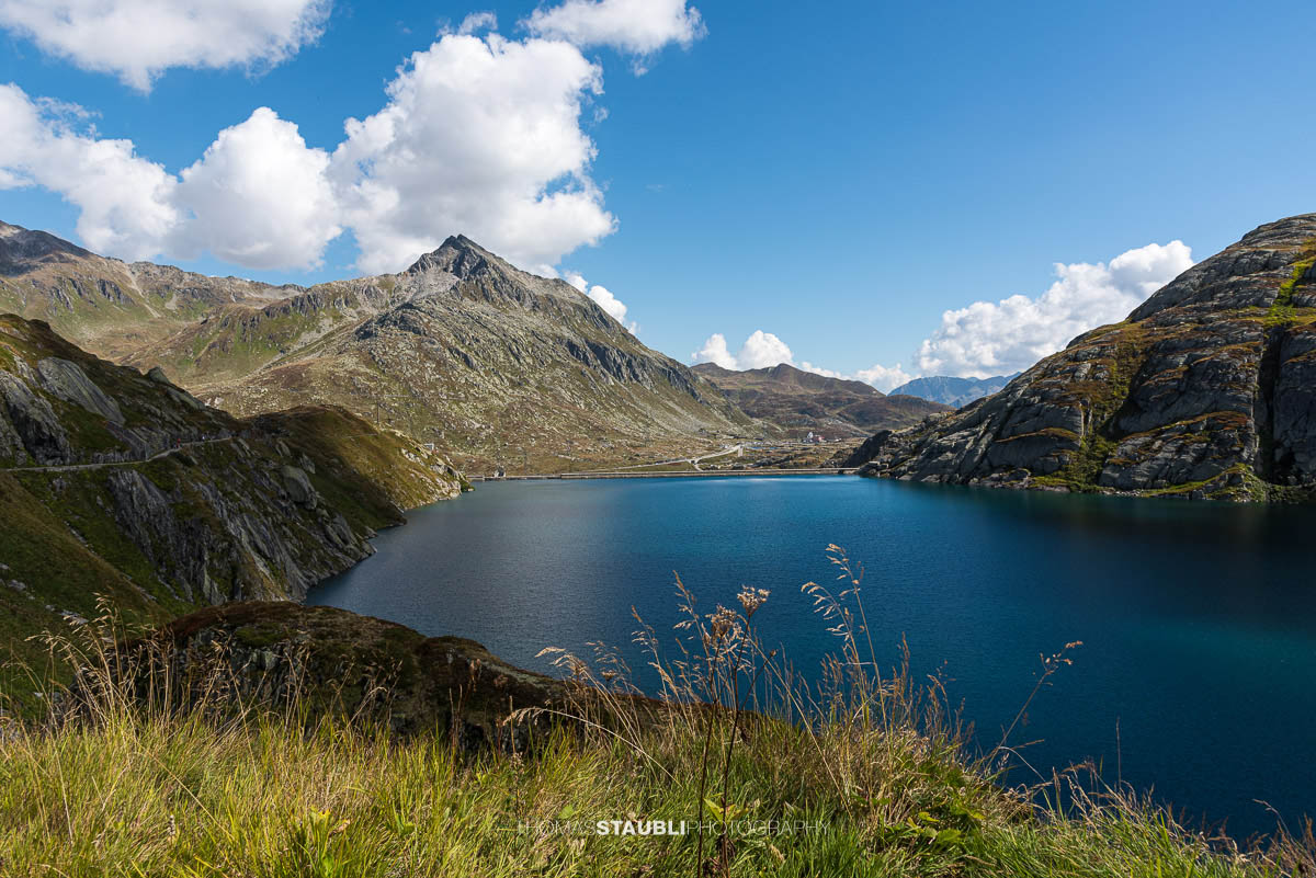 Wolken und Sonne wechseln sich ab über dem Lago di Lucendro