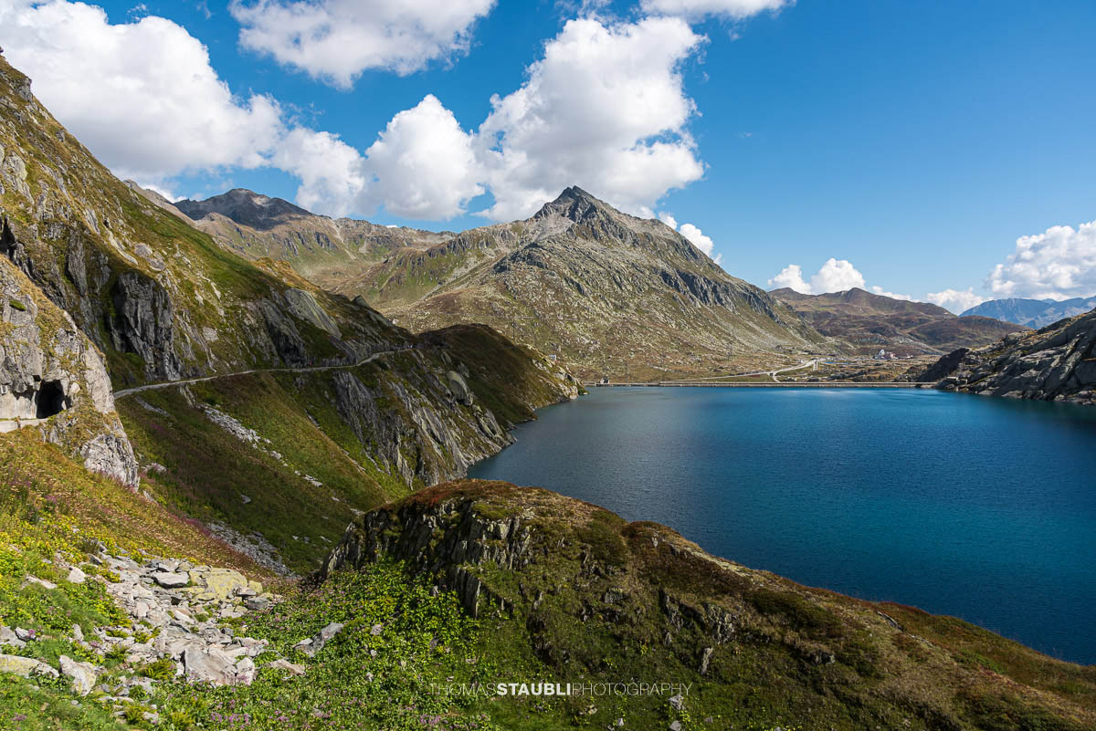 Wolken und Sonne wechseln sich ab über dem Lago di Lucendro