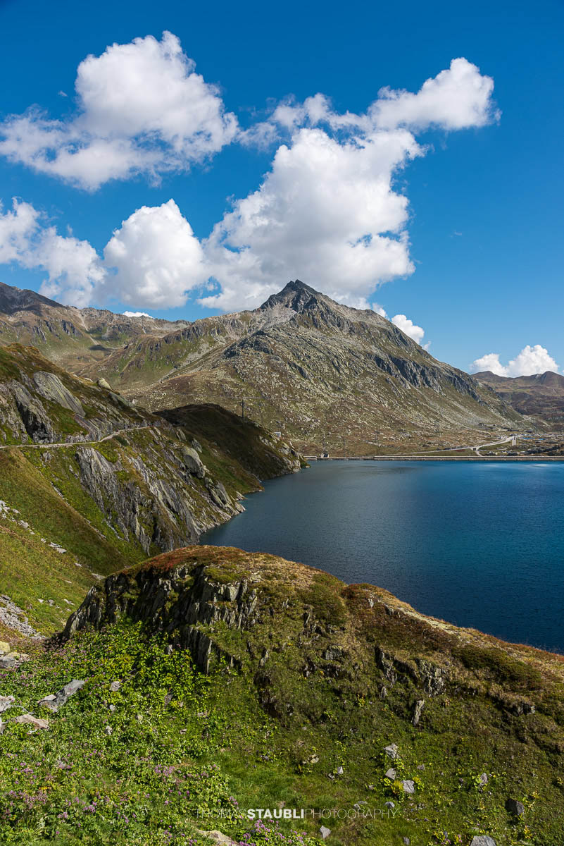 Wolken und Sonne wechseln sich ab über dem Lago di Lucendro