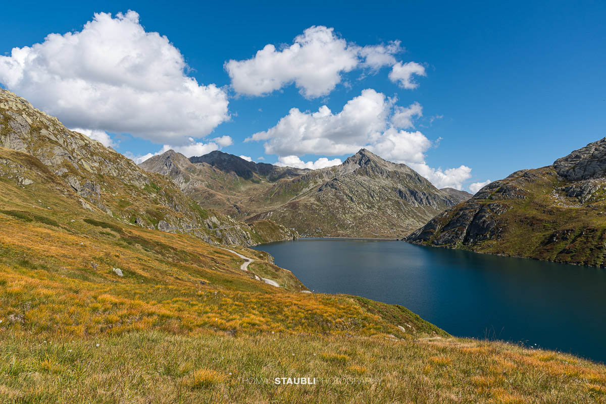 Wolken und Sonne wechseln sich ab über dem Lago di Lucendro