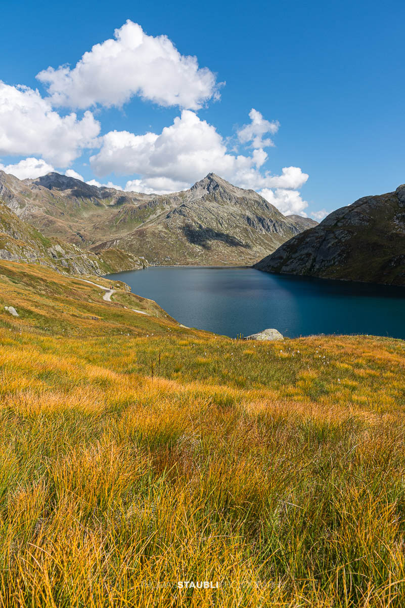 Wolken und Sonne wechseln sich ab über dem Lago di Lucendro
