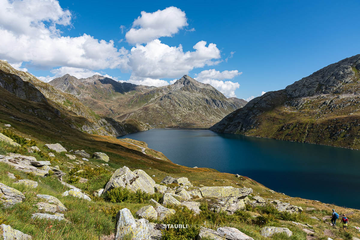 Wolken und Sonne wechseln sich ab über dem Lago di Lucendro