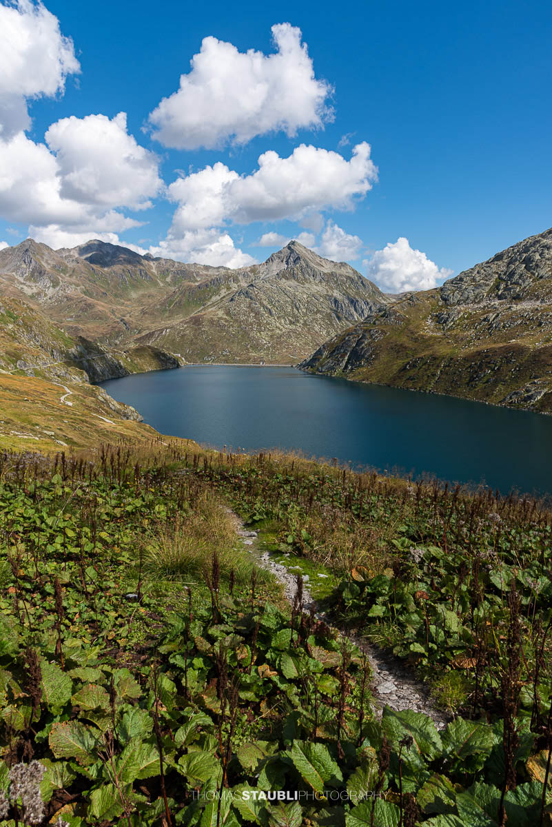 Wolken und Sonne wechseln sich ab über dem Lago di Lucendro