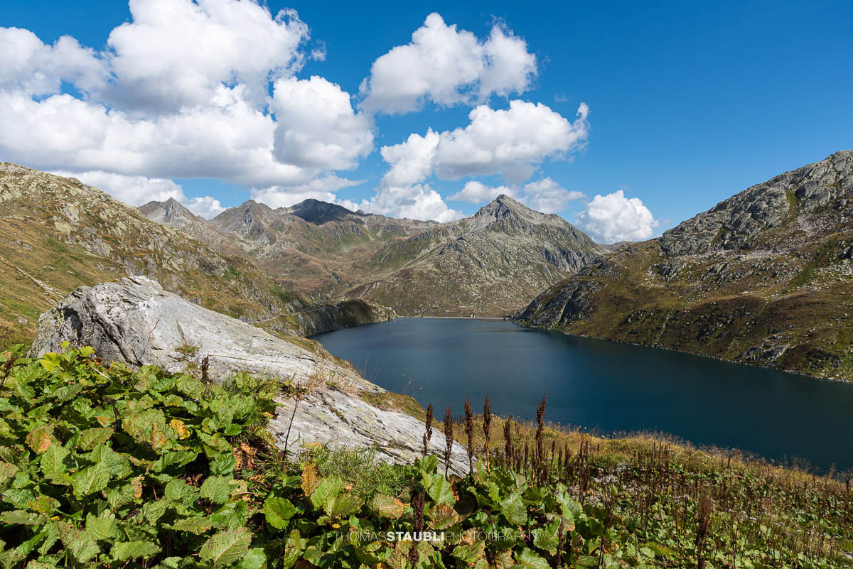 Wolken und Sonne wechseln sich ab über dem Lago di Lucendro