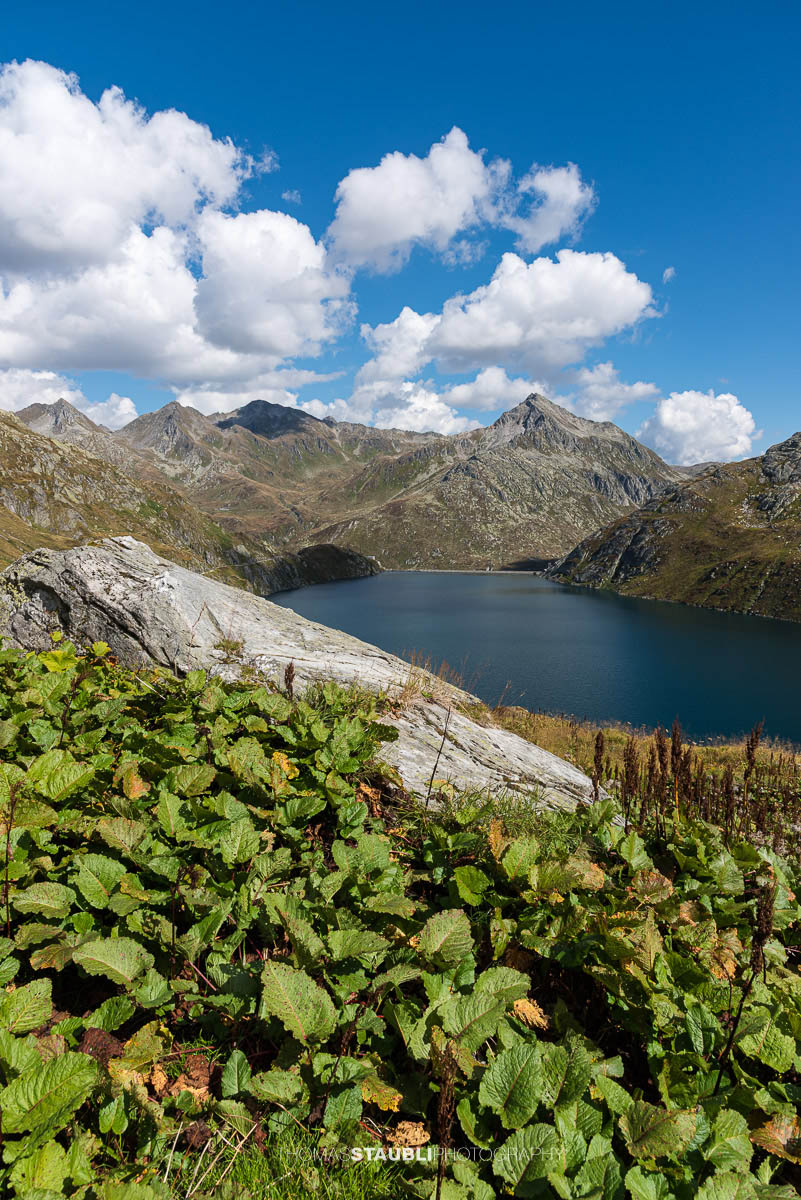 Wolken und Sonne wechseln sich ab über dem Lago di Lucendro